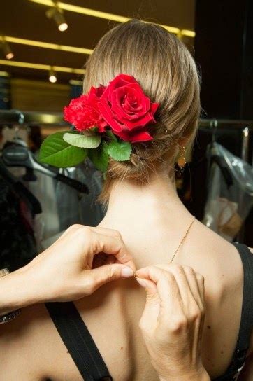 chignon rose tra capelli dolce gabbana